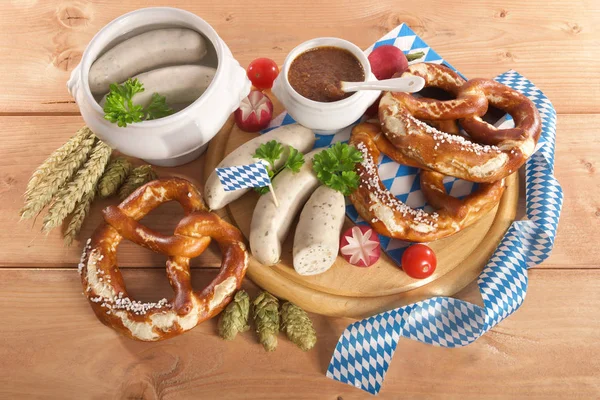 Weißwurstfrühstück Mit Würstchen Brezeln Und Süßem Senf Auf Holzuntergrund — Stockfoto