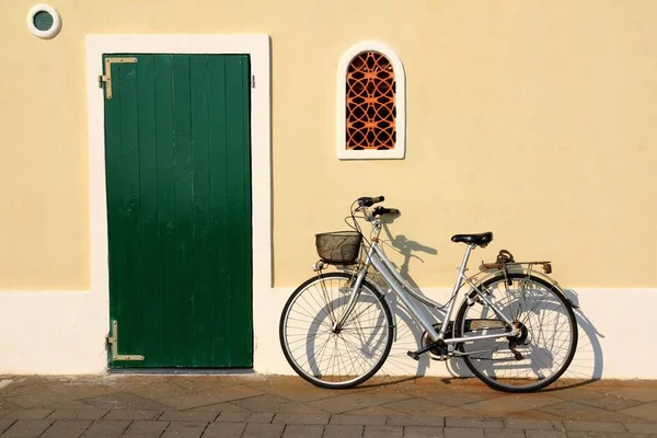 Muro Casa Con Bicicleta — Foto de Stock