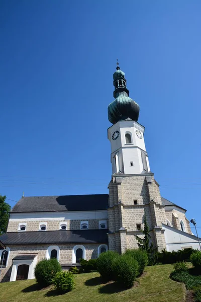 Приходская Церковь Успения Пресвятой Богородицы Верхней Австрии — стоковое фото