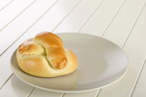 Chléb Role Keramické Desce Bílé Dřevěné Pozadí — Stock fotografie