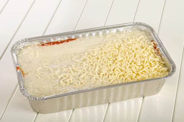 Lasagne Congelée Dans Moule Aluminium Sur Fond Blanc Bois — Photo