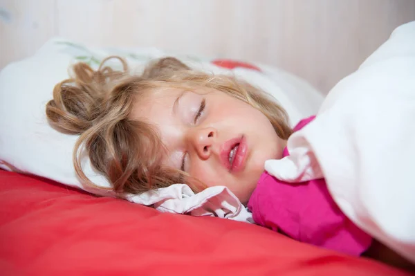 Menina Loira Está Dormindo Cama — Fotografia de Stock