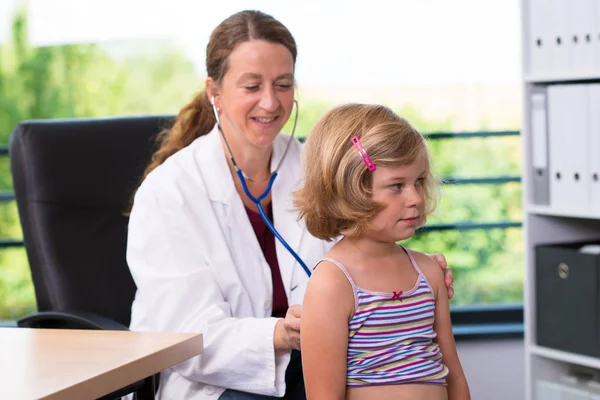 Pediatra Femenina Bata Laboratorio Blanca Examinado Niña —  Fotos de Stock