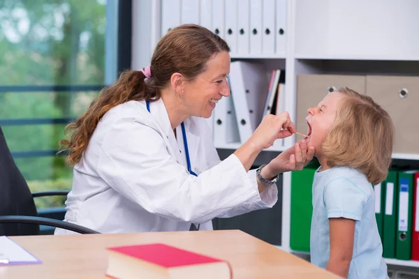 Pediatra Femenina Bata Laboratorio Blanca Examinado Niña —  Fotos de Stock