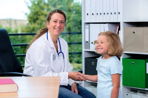 Pediatra Feminina Jaleco Branco Pequeno Paciente — Fotografia de Stock