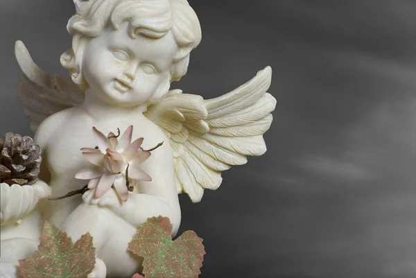 Сидящая Фигура Ангела Осенним Декором Сером Фоне — стоковое фото