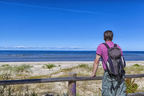Sırt Çantalı Bir Turist Kumsala Baltık Denizine Bakıyor Açık Mavi — Stok fotoğraf