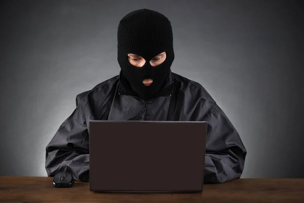 Haker Komputerowy Kradnący Dane Laptopa Biurku — Zdjęcie stockowe