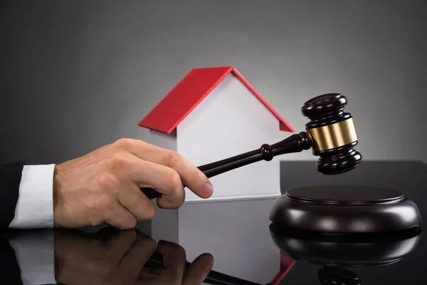Close Judge House Model Hitting Gavel Desk — Stock Photo, Image