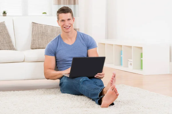 Young Happy Man Laptop Sitting Carpet Living Room — Stock Photo, Image