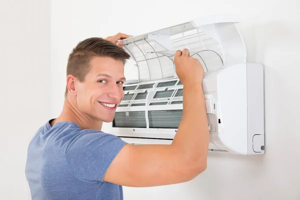 Fiatal Boldog Ember Tisztító Légkondicionáló Rendszer Otthon — Stock Fotó