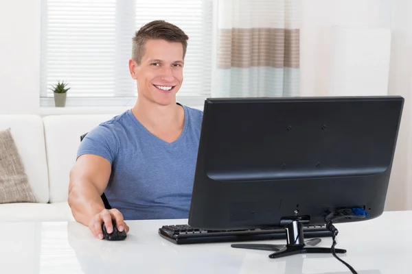 Jeune Homme Heureux Utilisant Ordinateur Bureau Dans Salle Séjour — Photo