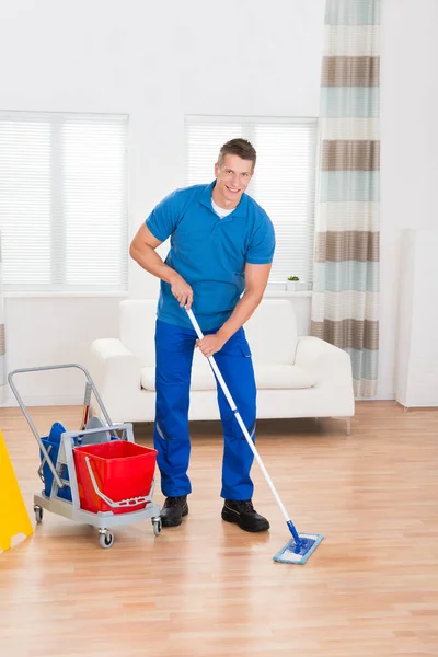 Trabalhador Feliz Com Equipamentos Limpeza Piso Molhado Sinal Casa — Fotografia de Stock