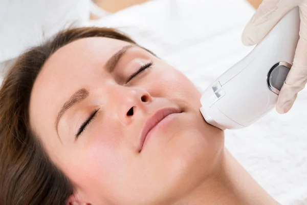 Nahaufnahme Einer Kosmetikerin Die Junge Frauen Mit Laser Epilation Behandelt — Stockfoto