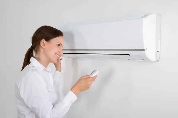 Happy Affärskvinna Drift Air Conditioner Monterat Vit Vägg Office — Stockfoto