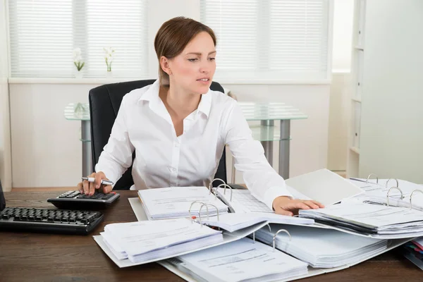 Happy Businesswoman Calculating Financial Data Calculator Desk — Stock Photo, Image