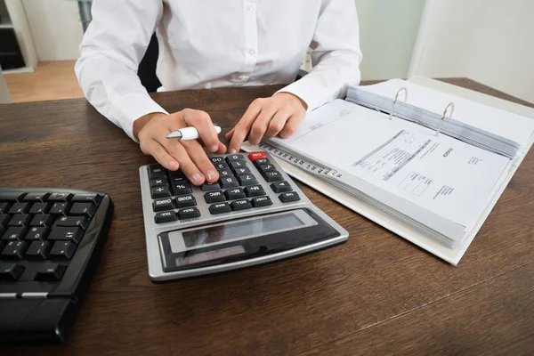 Close Empresário Calcular Despesas Financeiras Com Calculadora Mesa — Fotografia de Stock