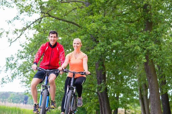 Femme Homme Vélo Montagne — Photo