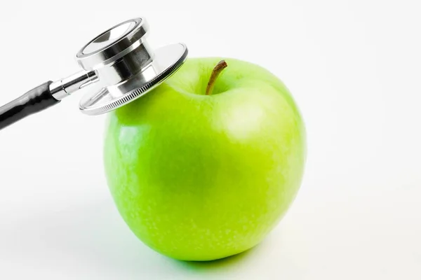 Detail Von Medizinischem Stethoskop Und Apfel Auf Weißem Hintergrund — Stockfoto