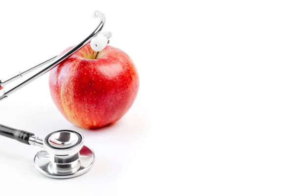 医学的聴診器の詳細はテキストのためのスペースのある白い背景に赤いリンゴ — ストック写真