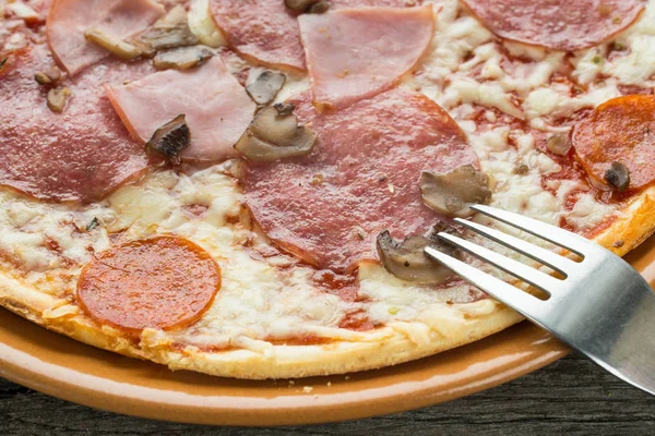 Πίτσα Speciale Salami Ζαμπόν Μανιτάρια Και Πιρούνι — Φωτογραφία Αρχείου