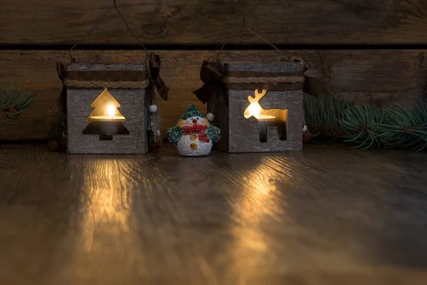 Weihnachtsdekoration Auf Einem Holzteller Mit Kerze — Stockfoto