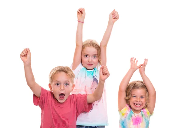 Des Enfants Amusants Jubilant Devant Fond Blanc — Photo