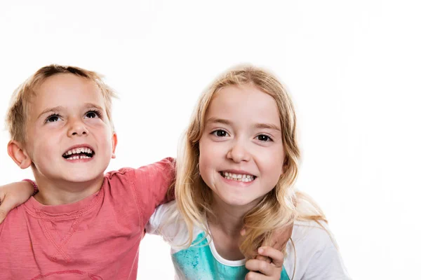 Dos Niños Divertidos Frente Fondo Blanco — Foto de Stock