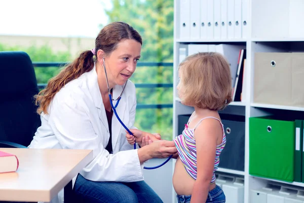 Pediatra Białym Fartuchu Zbadał Małą Dziewczynkę — Zdjęcie stockowe