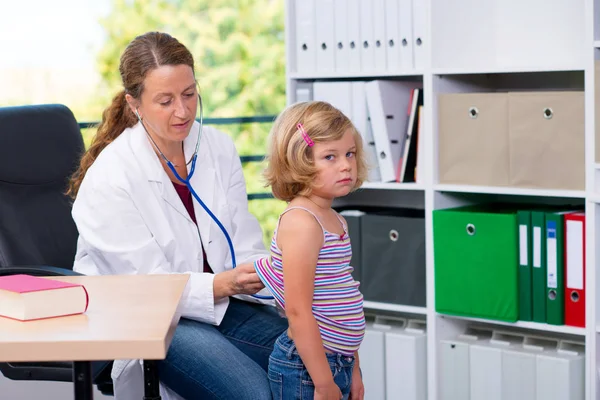 Pediatra Femenina Bata Laboratorio Blanca Examinado Niña —  Fotos de Stock