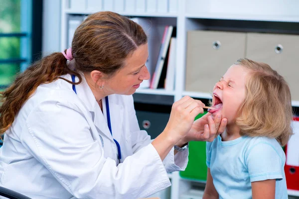 Pediatra Donna Camice Bianco Esaminata Bambina — Foto Stock