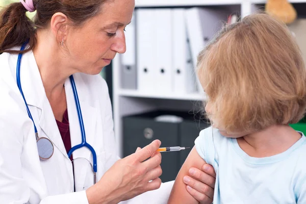 Pediatra Białym Fartuchu Wstrzyknęła Lek — Zdjęcie stockowe