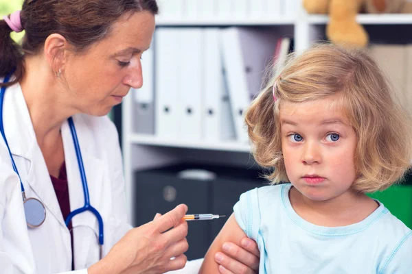 Vrouwelijke Kinderarts Witte Labjas Geïnjecteerd Een Geneesmiddel — Stockfoto