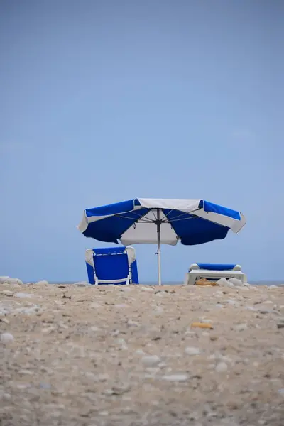 Blauwe Strandstoelen Aan Zandkust Van Middellandse Zee — Stockfoto