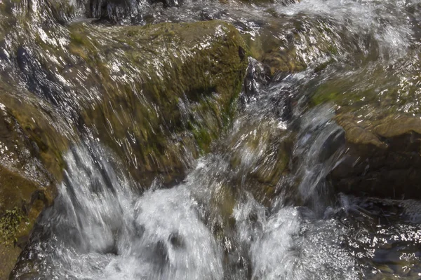 山の川の滝と急流 — ストック写真