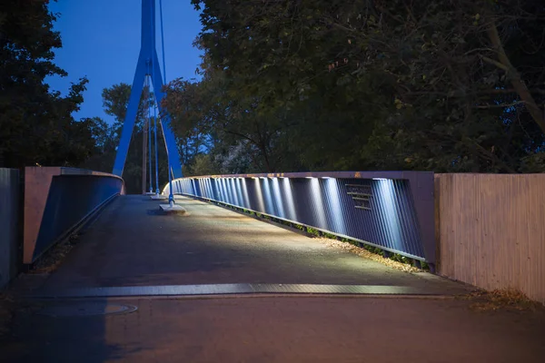 Перспективный Вид Высокой Арки Пешеходного Моста Через Городское Шоссе Берлине — стоковое фото