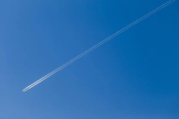 ジェットプレーン飛行蒸気白い歩道午後青い空 — ストック写真