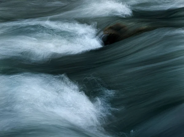 Wasser Fließt Durch Einen Kleinen Fluss — Stockfoto