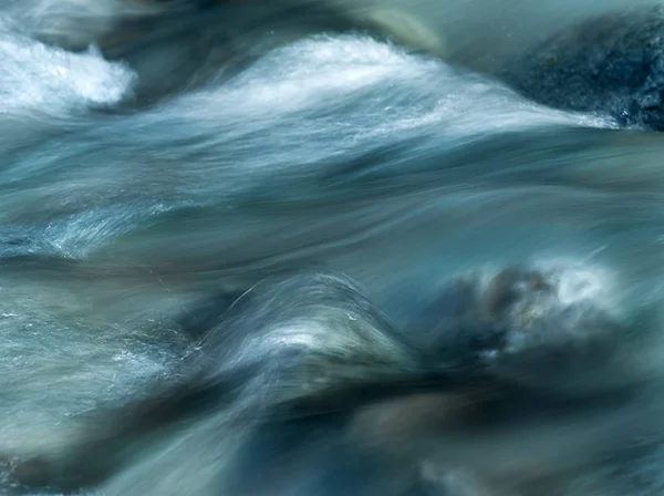 Uma Cachoeira Uma Bela Floresta — Fotografia de Stock