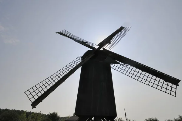 Malerischer Blick Auf Die Landschaft Mit Windmühlenbau — Stockfoto