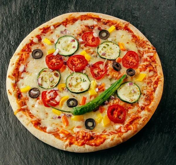 Deliciosa Pizza Italiana Inteira Balcão Escuro Coberto Com Legumes Azeitonas — Fotografia de Stock