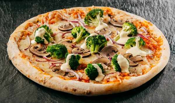Delicioso Cogumelo Caseiro Pizza Brócolis Coberto Com Queijo Mussarela Derretido — Fotografia de Stock