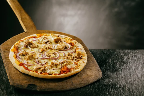 Pizza Italiana Saborosa Menu Pizzaria Sendo Servida Quente Uma Tábua — Fotografia de Stock