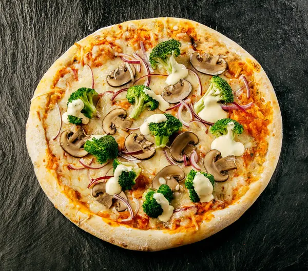 Brócolis Salgado Sem Cortes Pizza Italiana Cogumelos Uma Crosta Dourada — Fotografia de Stock