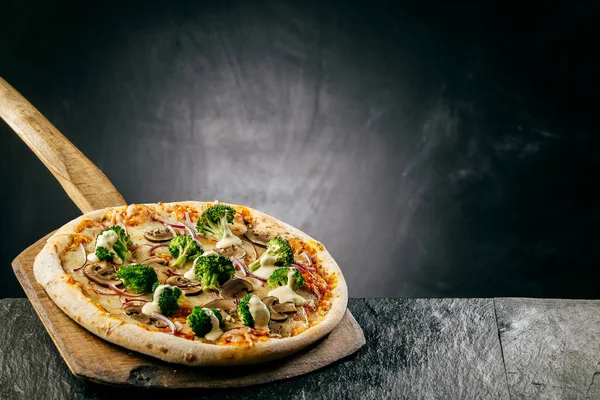 Cozinhando Pizza Italiana Tradicional Quente Coberto Com Brócolis Cogumelos Mussarela — Fotografia de Stock