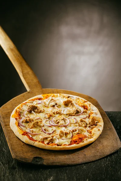 Fresco Assado Vapor Quente Pizza Italiana Sendo Servido Restaurante Pizzaria — Fotografia de Stock