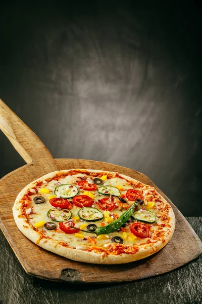 Fresco Assado Vapor Quente Pizza Italiana Coberto Com Pimenta Pimenta — Fotografia de Stock