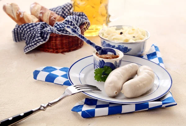 Masakan Oktoberfest Tradisional Dengan Sosis Sapi Muda Regional Bavaria Dan — Stok Foto