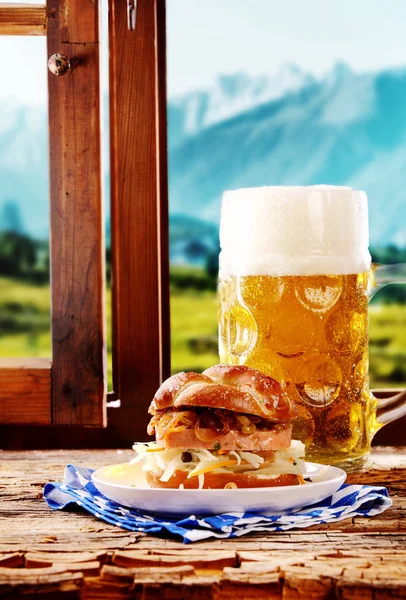 Geleneksel Bavyera Mutfağı Lezzetli Bir Rulo Rendelenmiş Peynir Domuz Eti — Stok fotoğraf