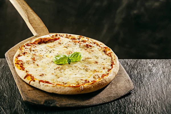 Chama Gostosa Grelhada Pizza Margarita Italiana Servida Uma Pizzaria Uma — Fotografia de Stock